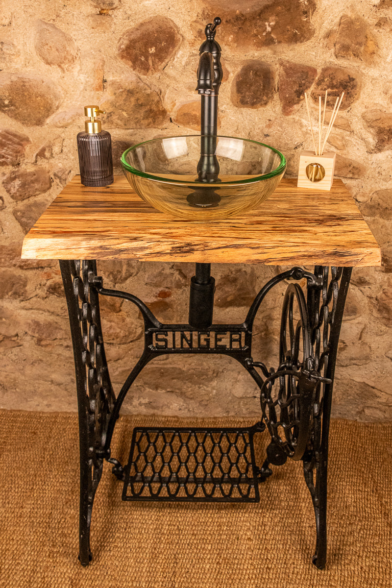 Ancienne machine à coudre transformée en meuble vasque