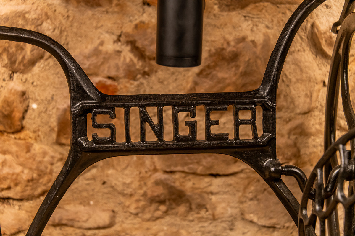 Ancienne machine à coudre transformée en meuble vasque