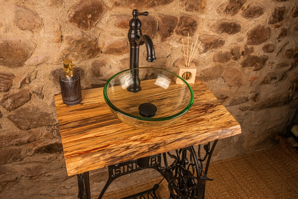 Ancienne machine à coudre transformée en meuble vasque