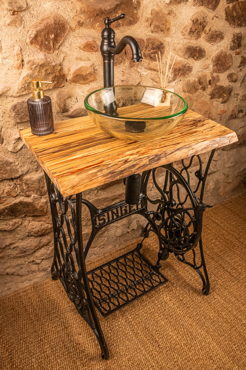 Ancienne machine à coudre transformée en meuble vasque