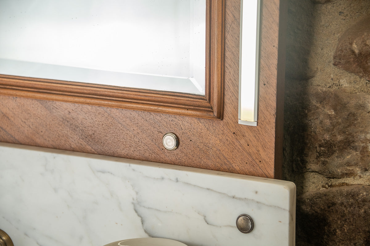 Meuble sous vasque ancien de 1928 en bois et marbre avec miroir éclairant