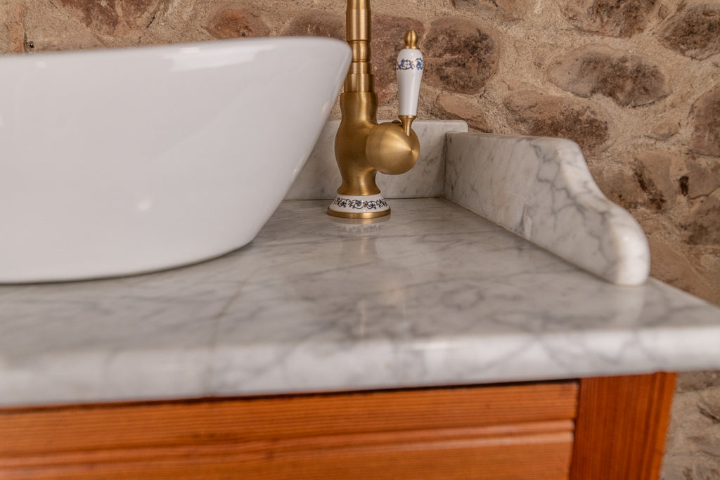 Meuble vasque ancien en pitchpin massif & plateau en marbre blanc