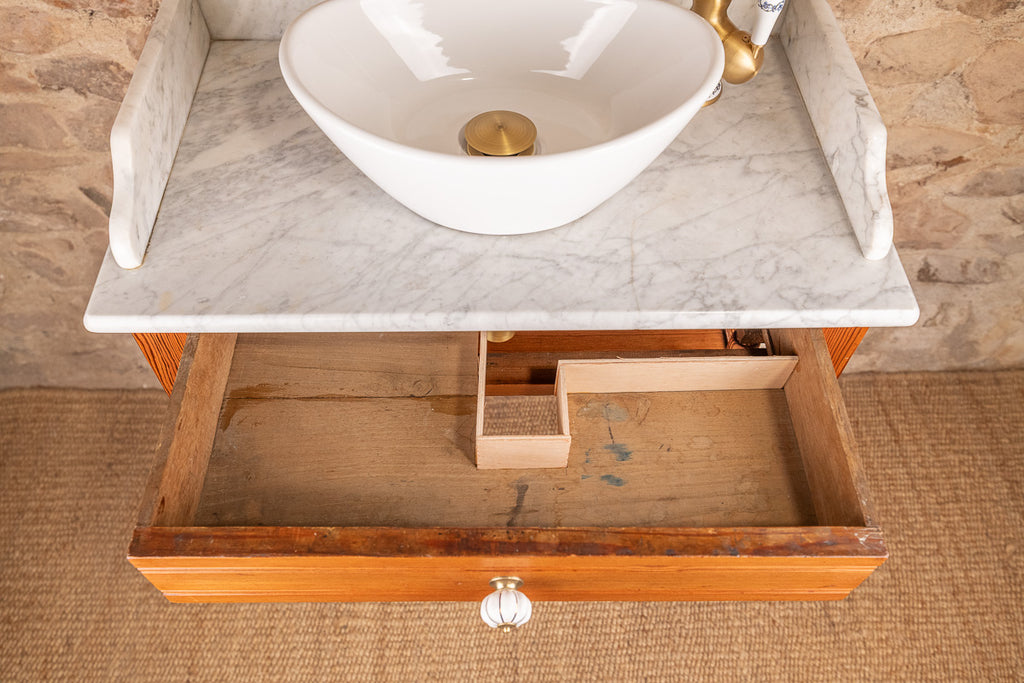 Meuble vasque ancien en pitchpin massif & plateau en marbre blanc