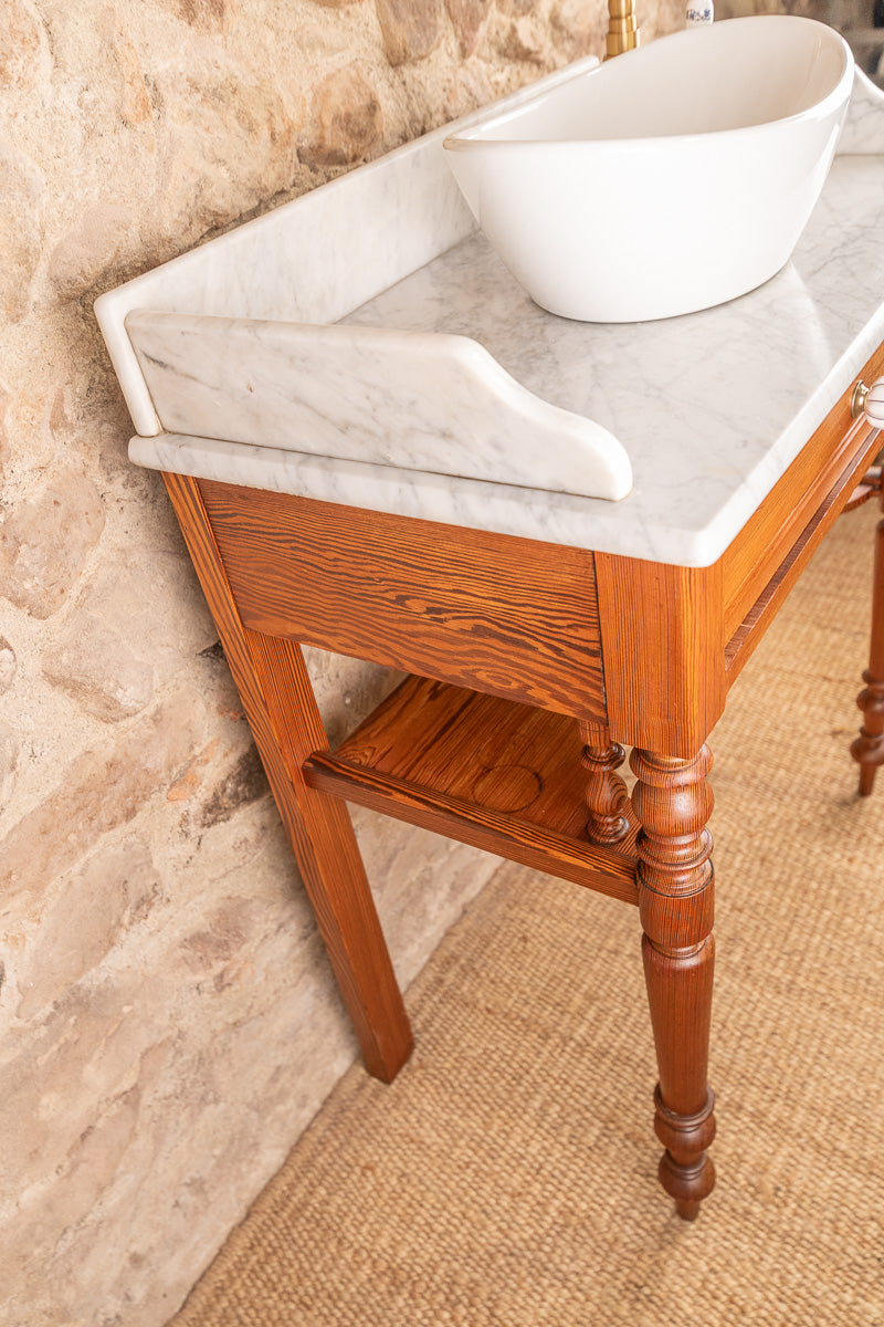Meuble vasque ancien en pitchpin massif & plateau en marbre blanc