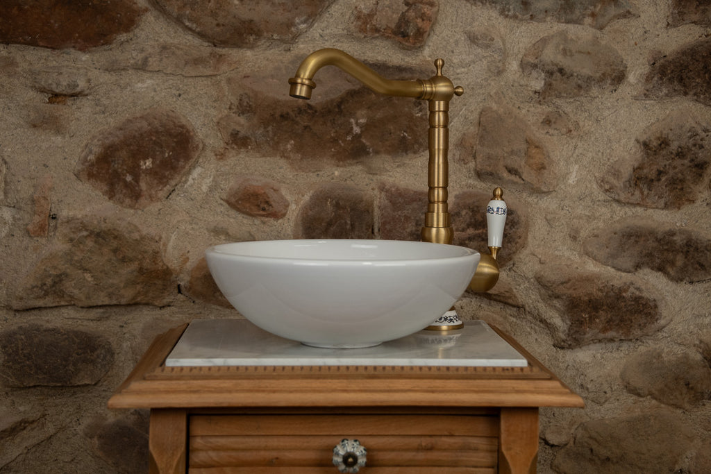 Lave-mains ancien et bois et marbre blanc