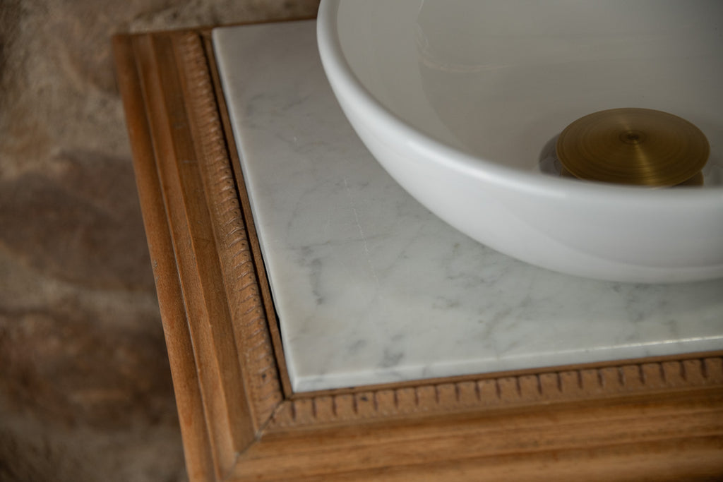 Lave-mains ancien et bois et marbre blanc