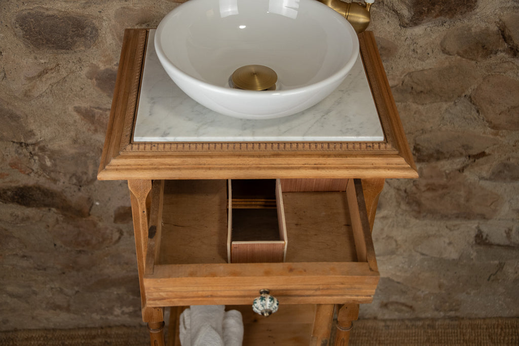 Lave-mains ancien et bois et marbre blanc
