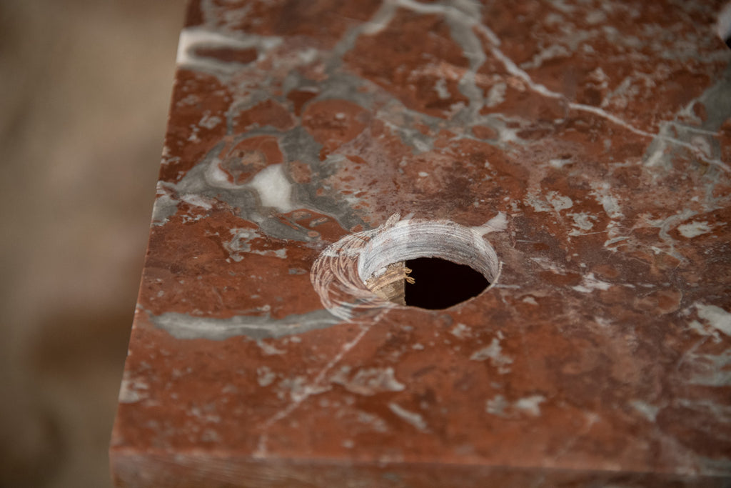 Petit lave-mains ancien en bois et marbre rouge