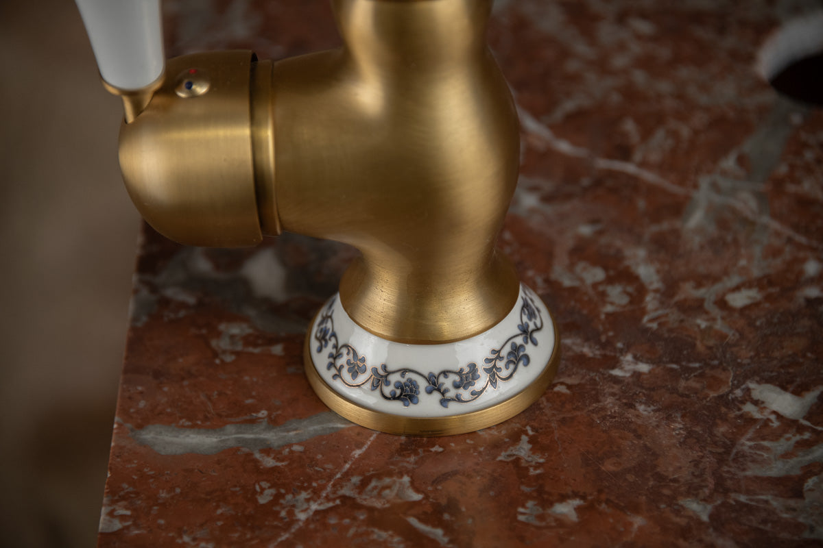Petit lave-mains ancien en bois et marbre rouge